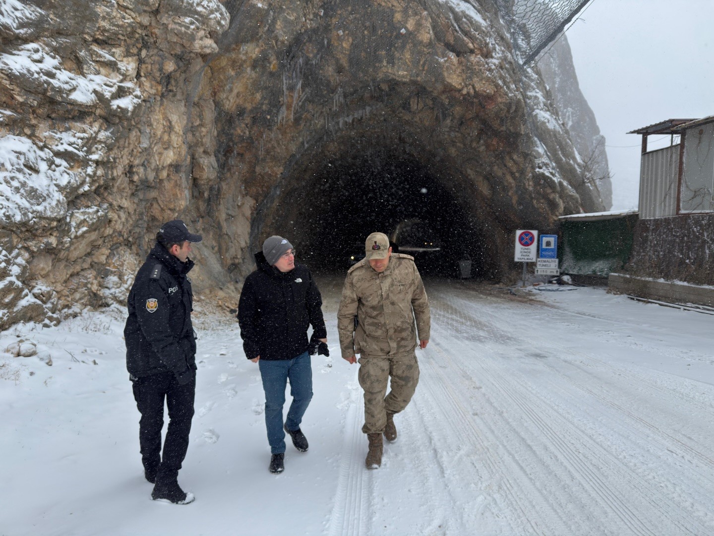 Kemaliye’de kar ve buzlanmaya karşı tedbirler artırıldı
