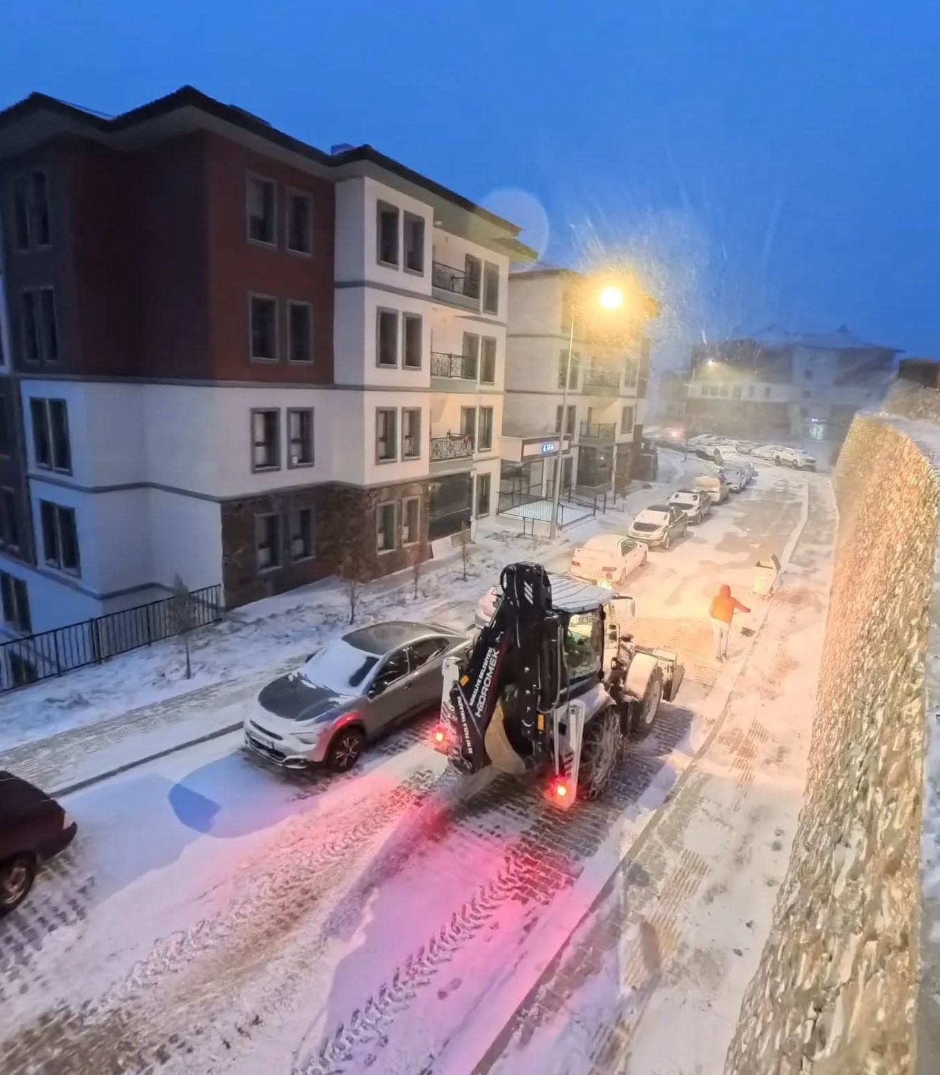 Kemaliye’de karla mücadele çalışmaları aralıksız sürüyor
