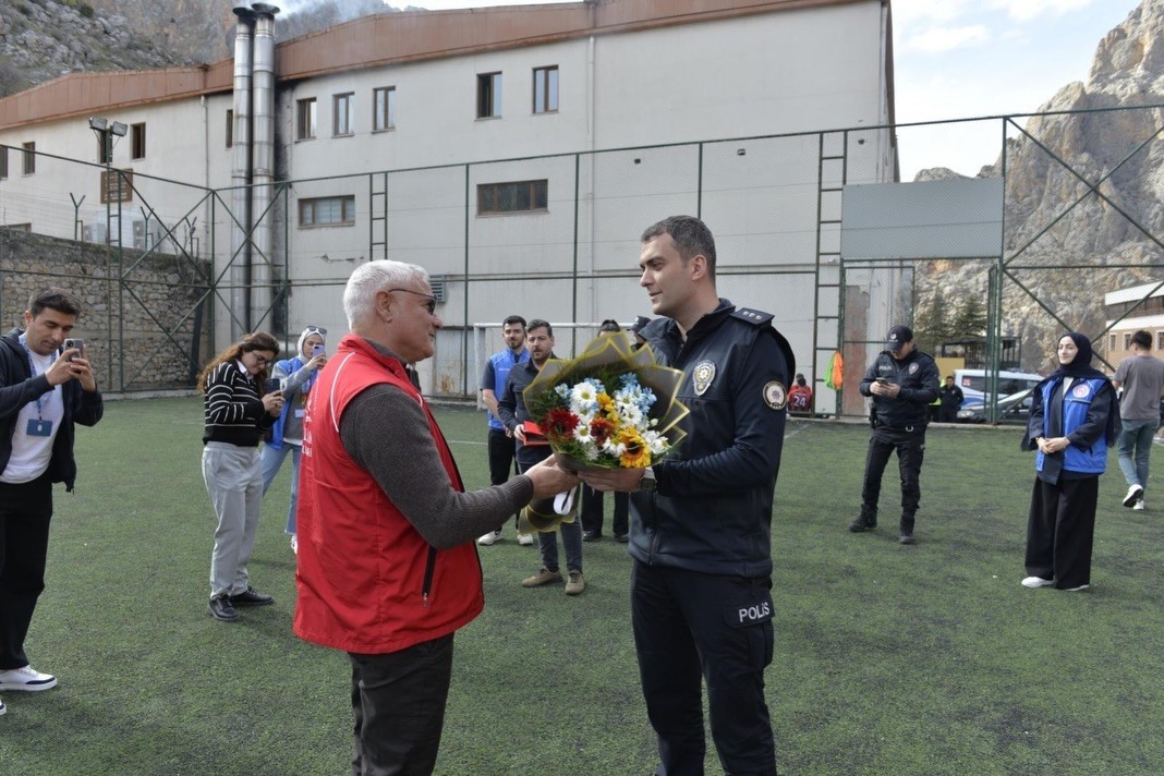 Kemaliye’de Polis Haftası’nda dostluk maçı düzenlendi
