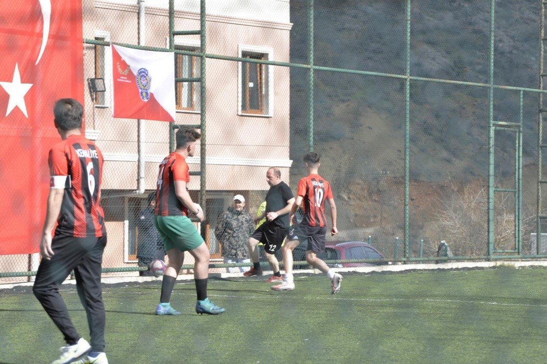 Kemaliye’de Polis Haftası’nda dostluk maçı düzenlendi
