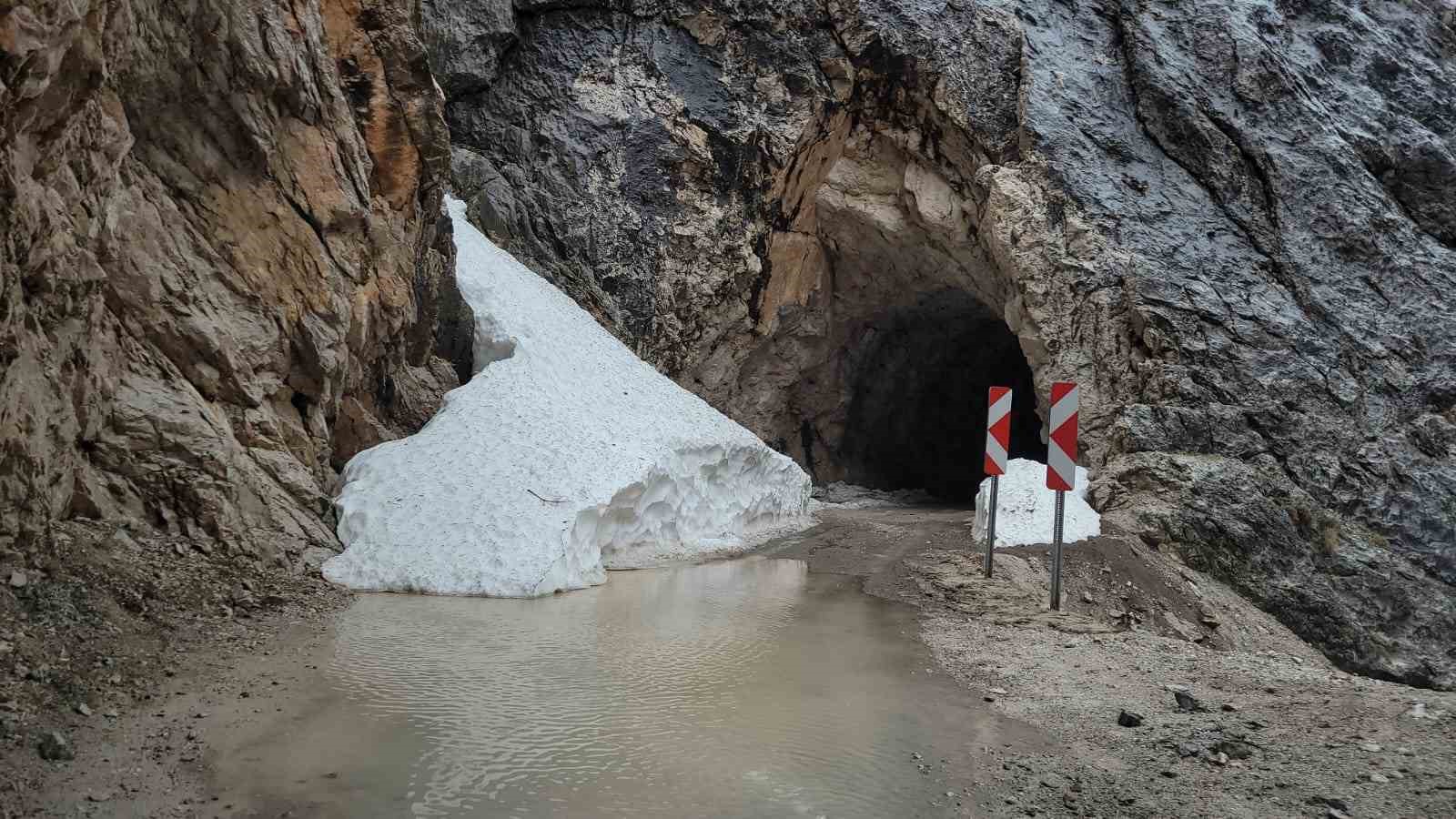 Kemaliye’de Taş Yolu’nda kar suları tünelleri bastı
