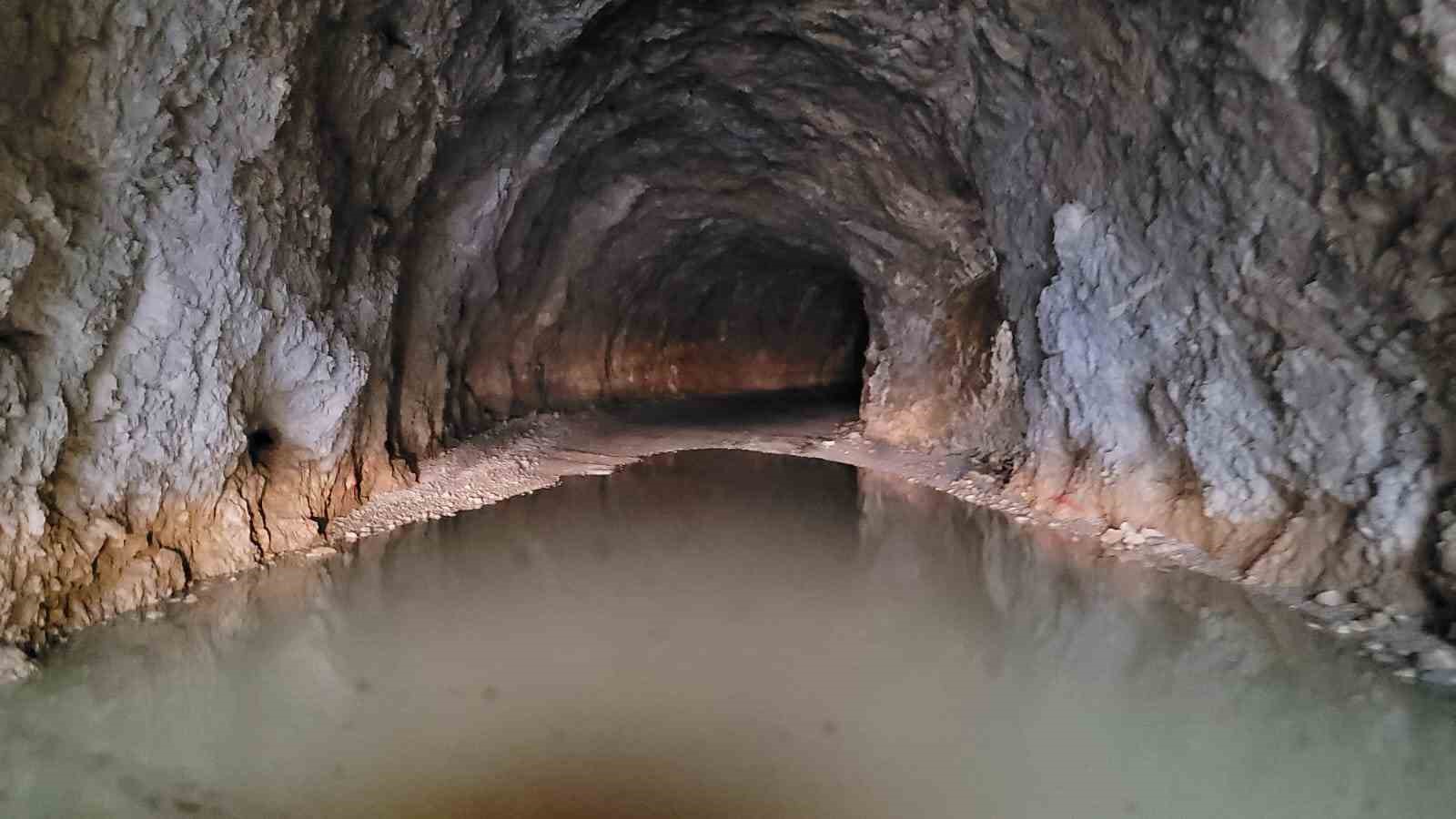 Kemaliye’de Taş Yolu’nda kar suları tünelleri bastı
