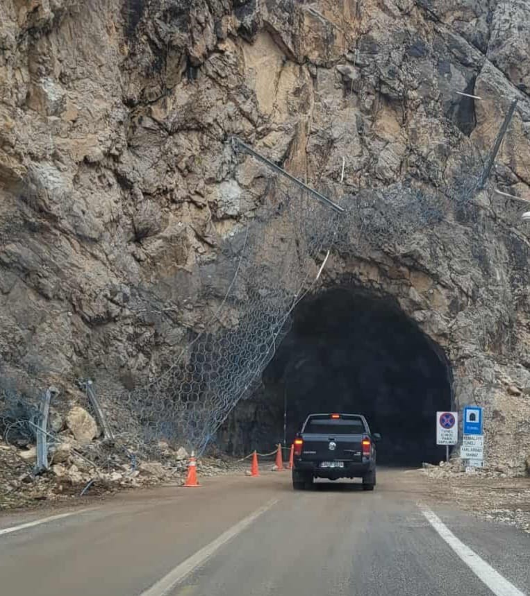 Kemaliye’de tünel girişi tehlike saçıyor
