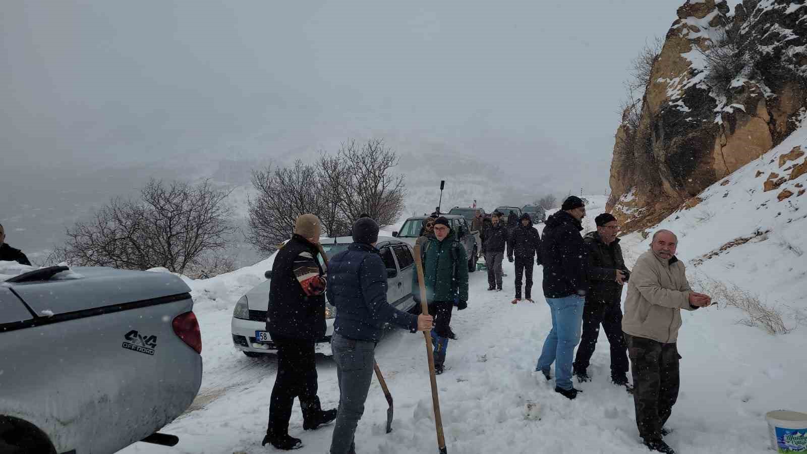 Kemaliye’de yaban hayvanları için yemleme faaliyeti gerçekleştirildi
