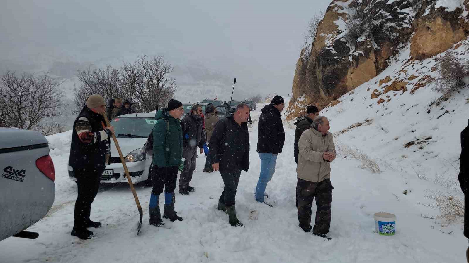 Kemaliye’de yaban hayvanları için yemleme faaliyeti gerçekleştirildi
