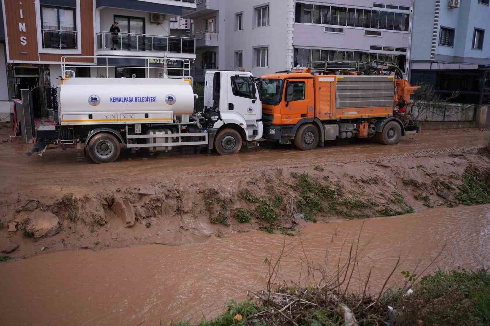 Kemalpaşa’da menfeze sıkışan aracı kurtarma çalışmaları sürüyor
