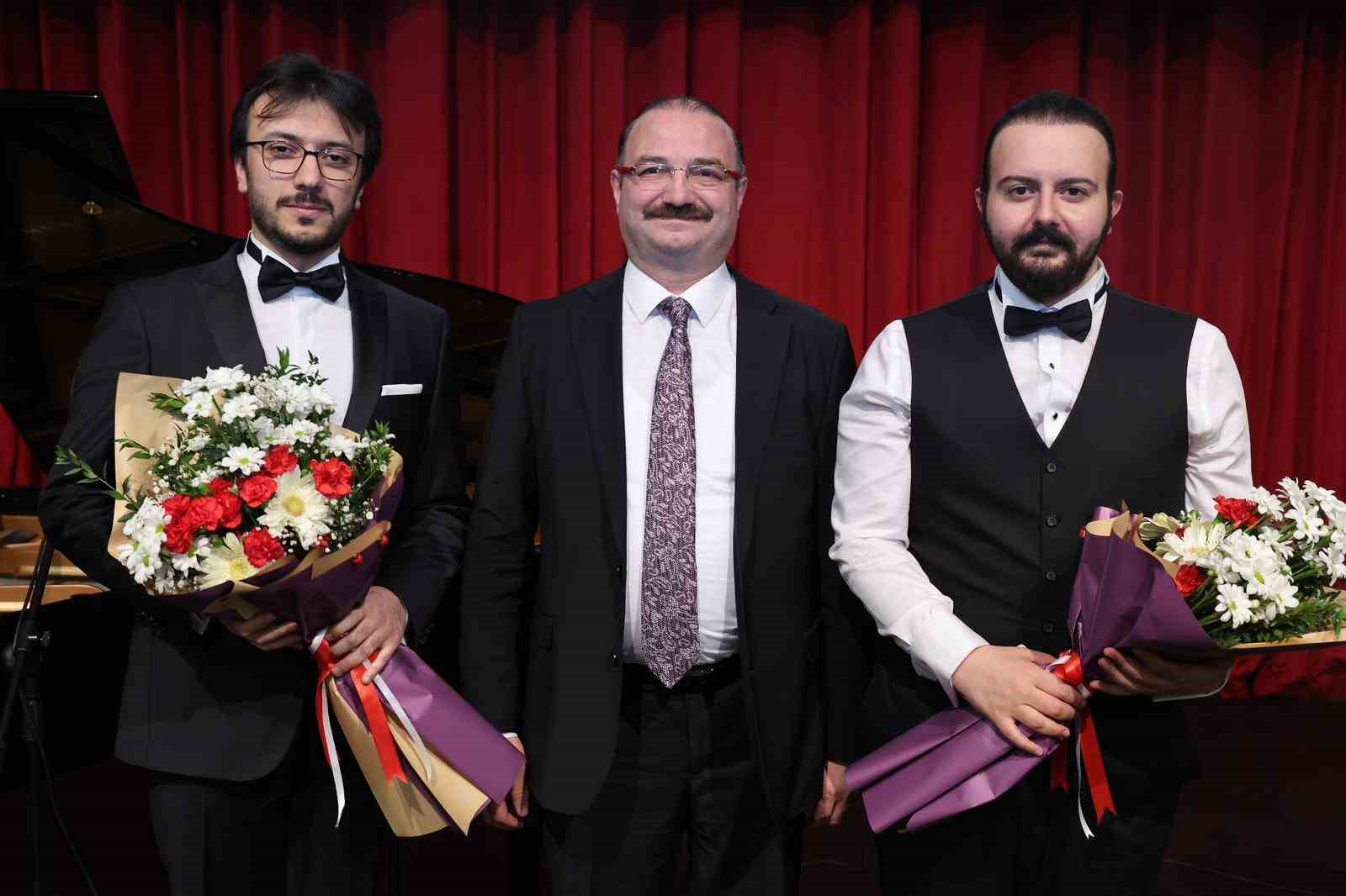 Keman ve piyano ile saklı kadim nağmeler: "Türk müziği saz eserleri" Erzurum’da büyüledi
