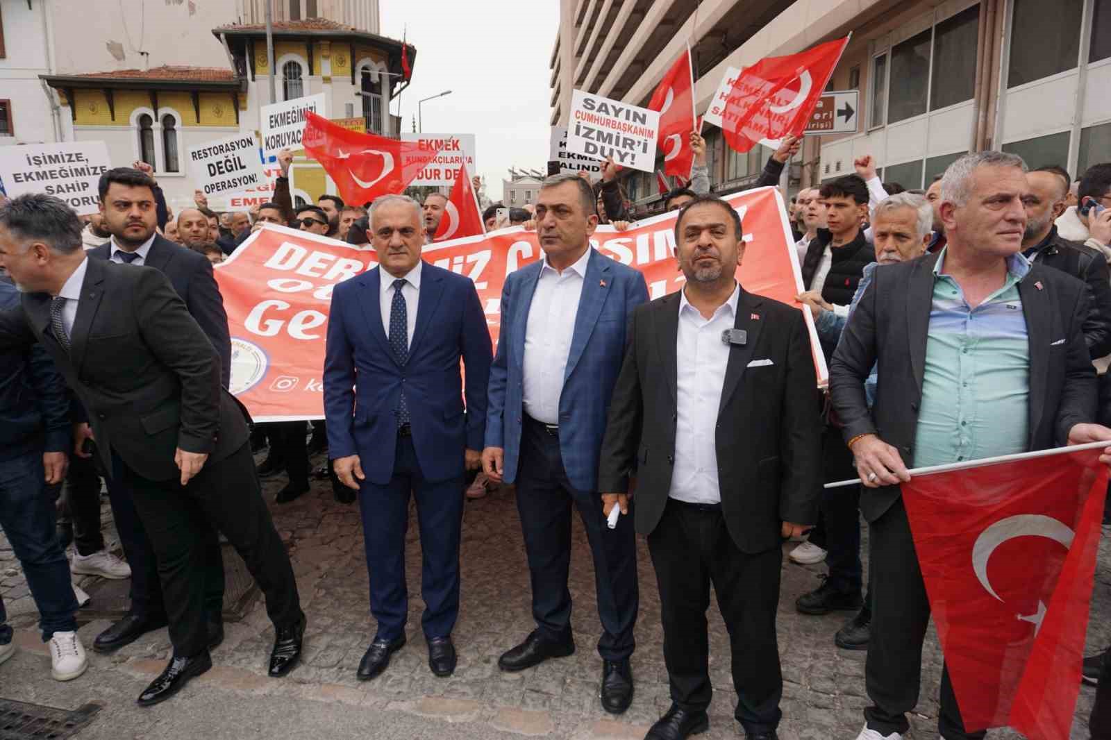 Kemeraltı esnafı otopark sorunu nedeniyle kepenk kapattı
