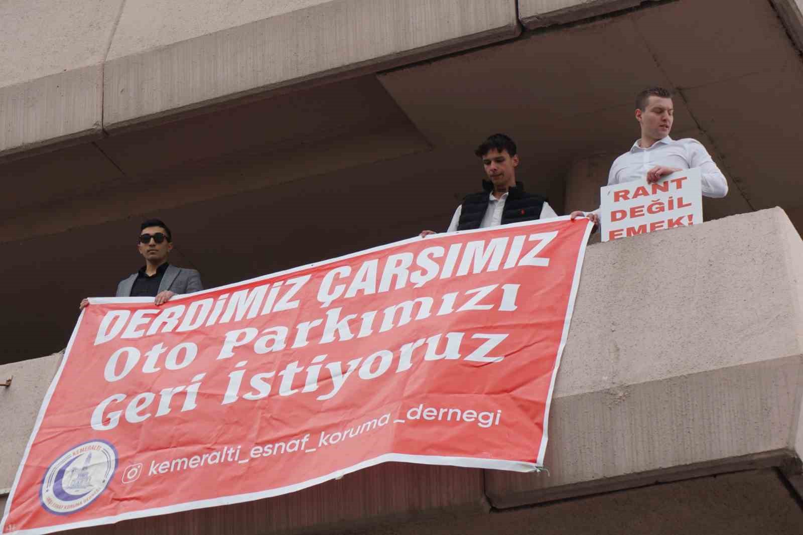 Kemeraltı esnafı otopark sorunu nedeniyle kepenk kapattı
