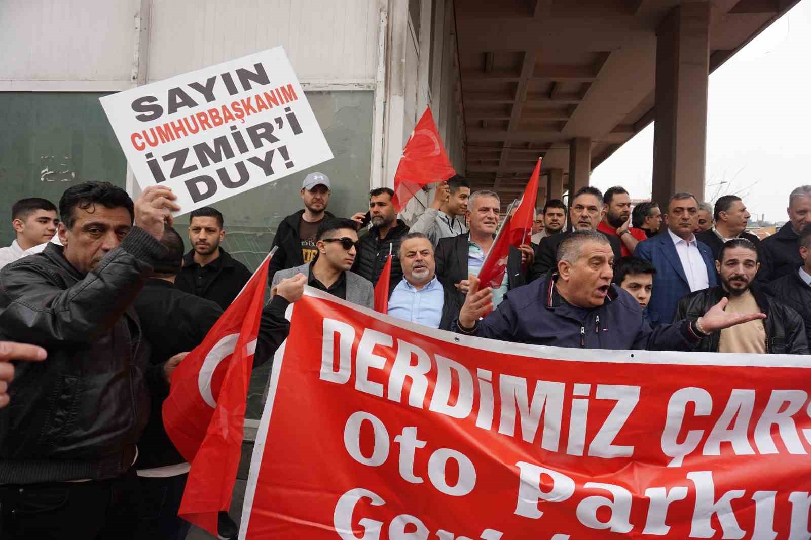 Kemeraltı esnafı, otopark sorununa çözüm için kepenk kapatıp yürüyüş düzenledi
