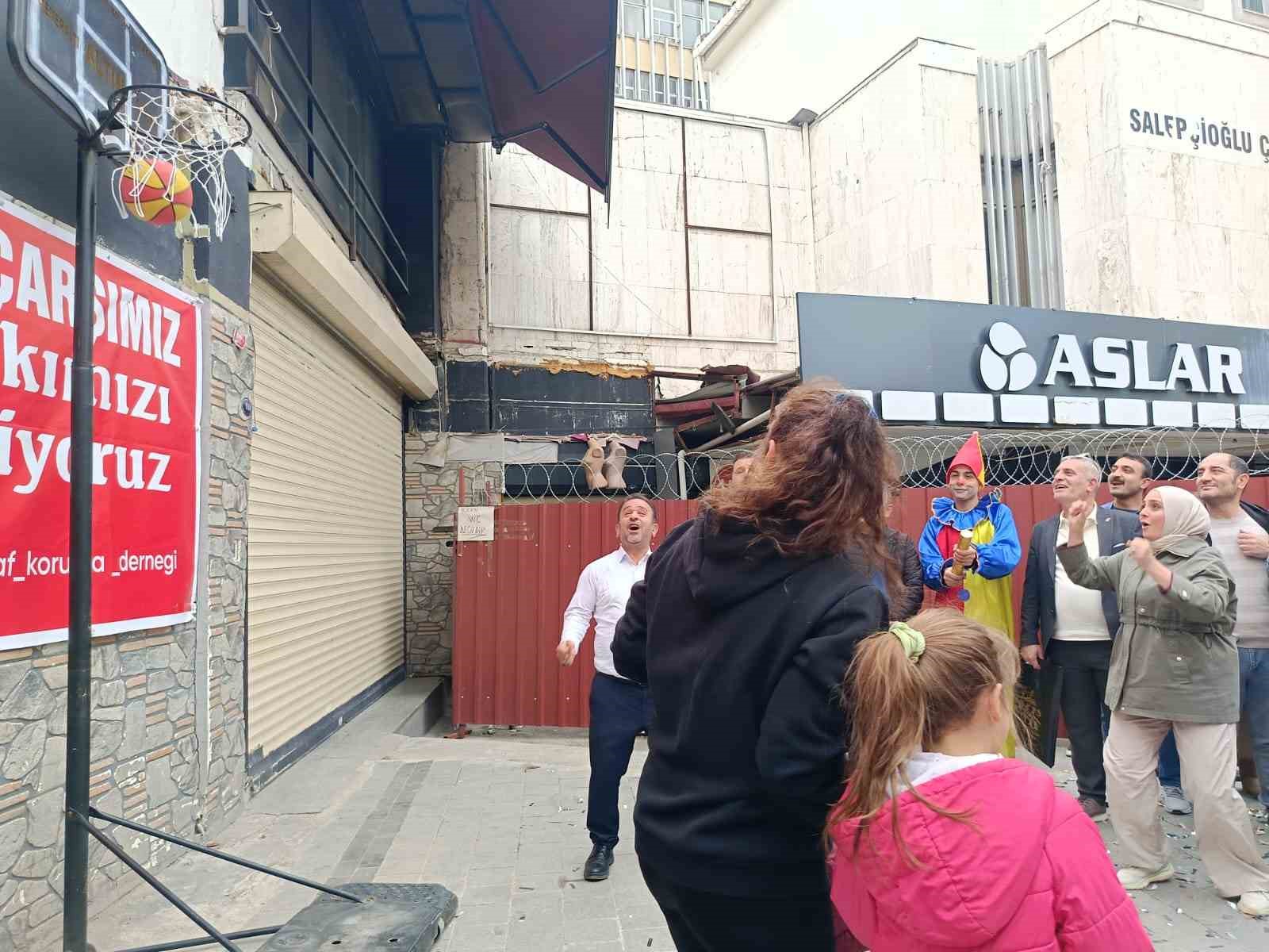 Kemeraltı’nda gram altın ödüllü basketbol etkinliği
