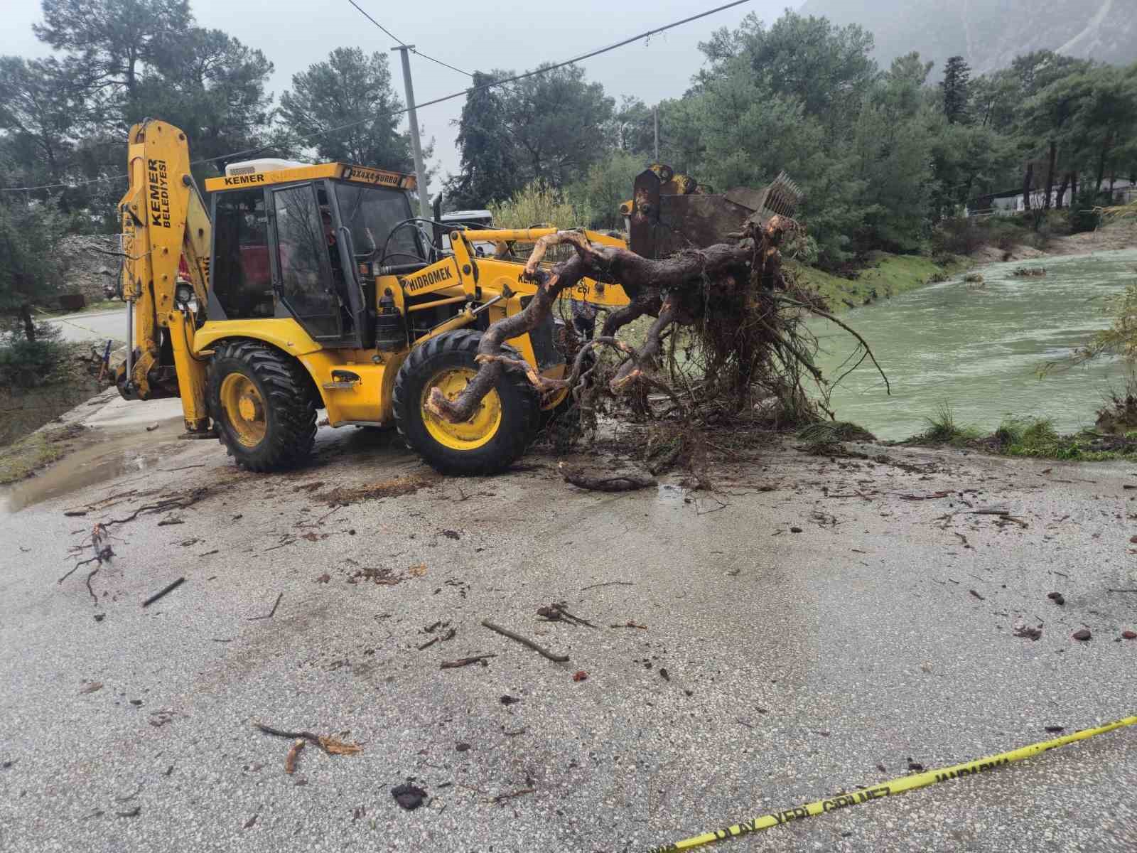 Kemer’de köprüleri tıkayan tomruklar temizlendi
