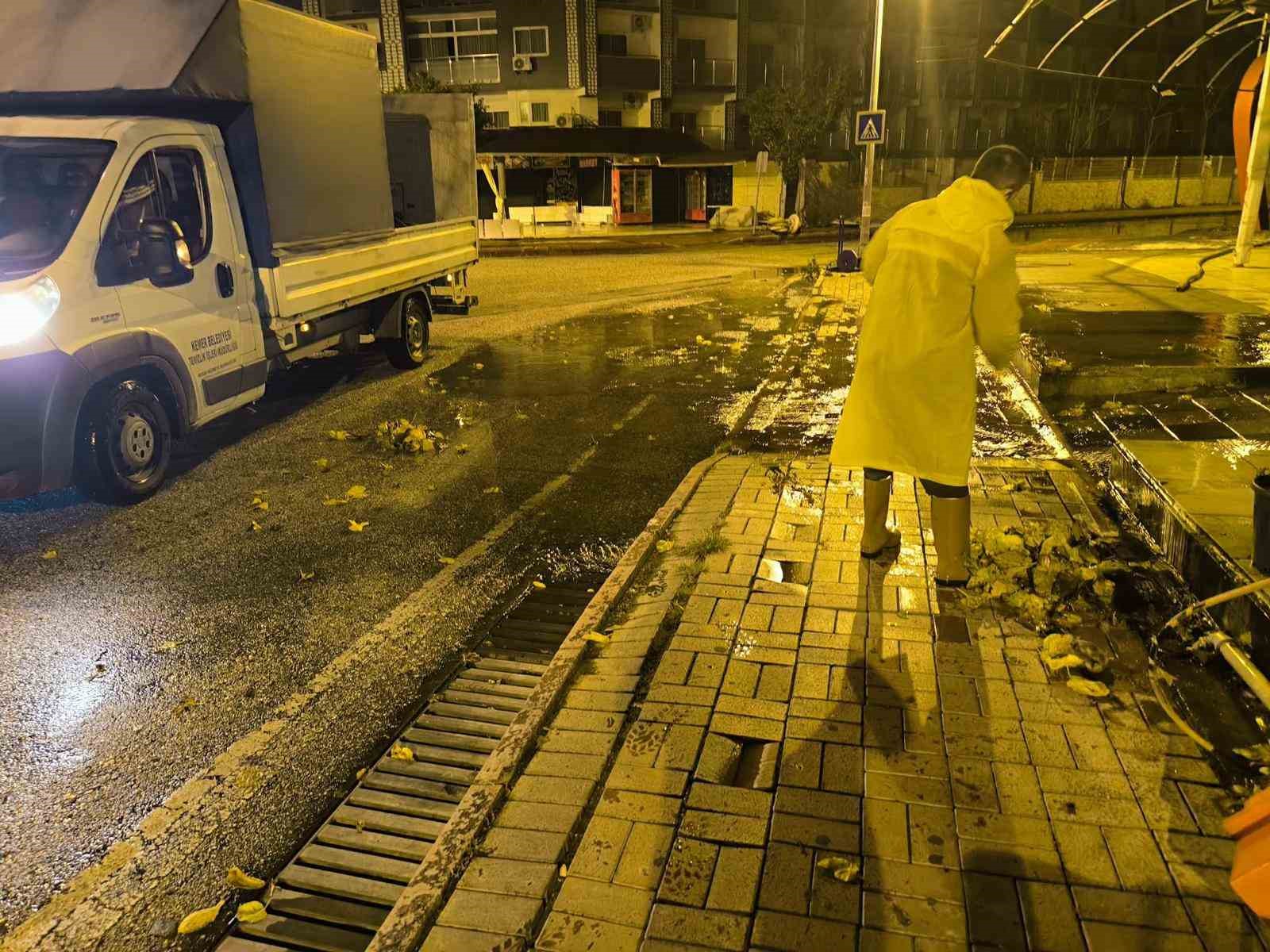 Kemer’de köprüleri tıkayan tomruklar temizlendi
