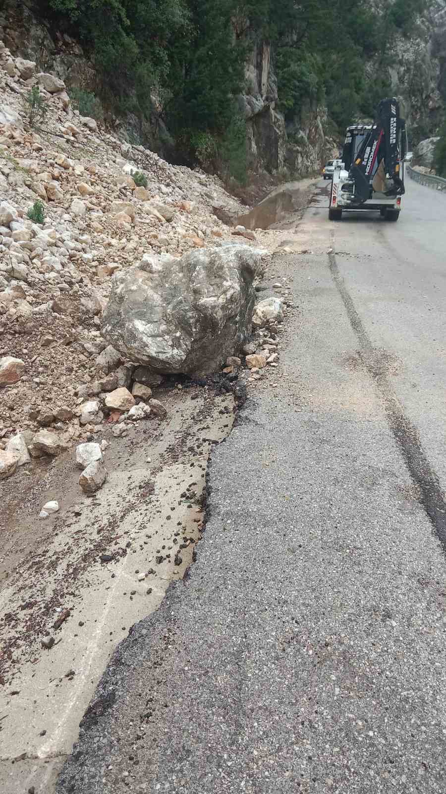 Kemer’de köprüleri tıkayan tomruklar temizlendi
