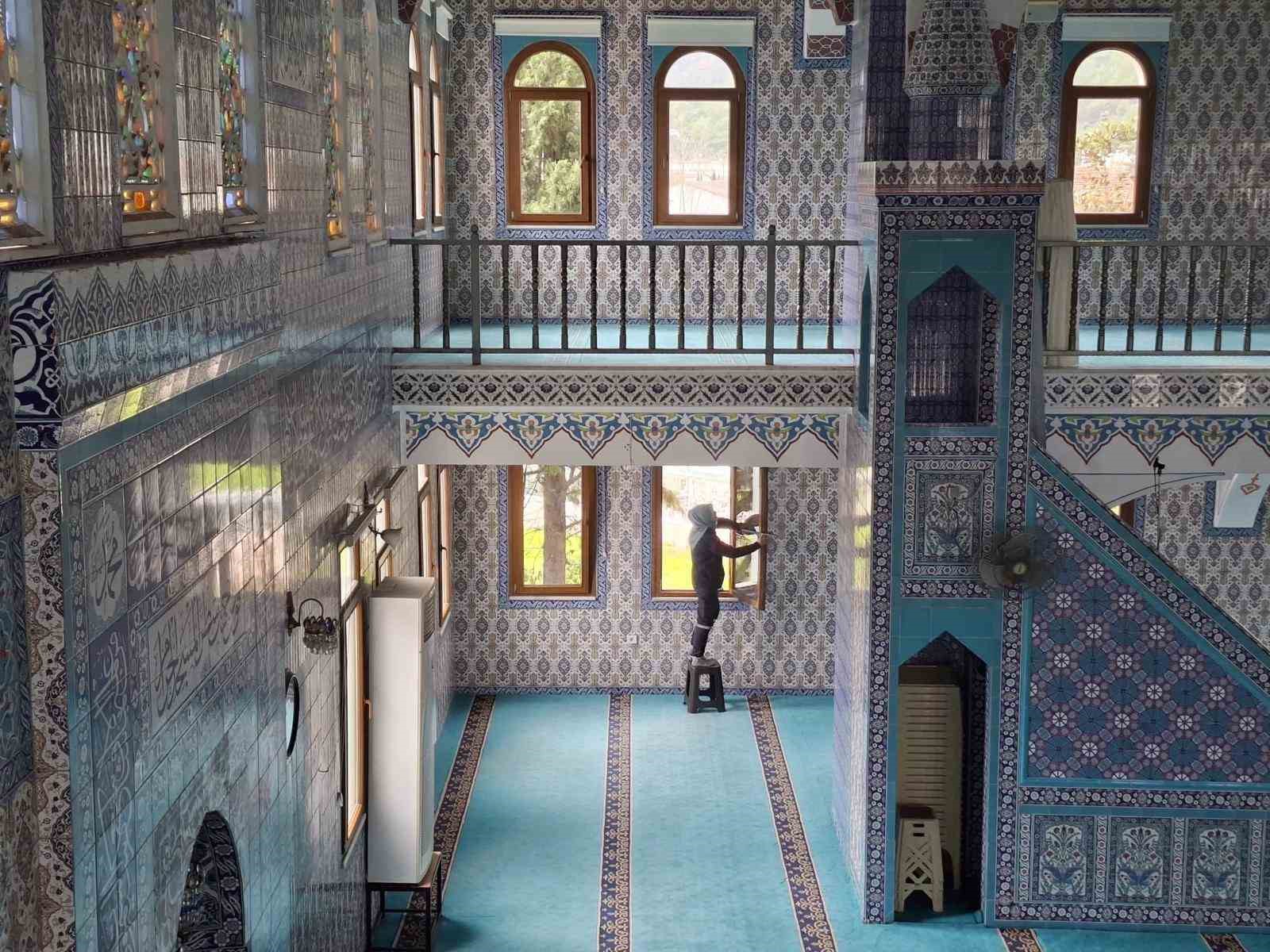 Kemer’de Ramazan öncesi camilerde temizlik yapıldı
