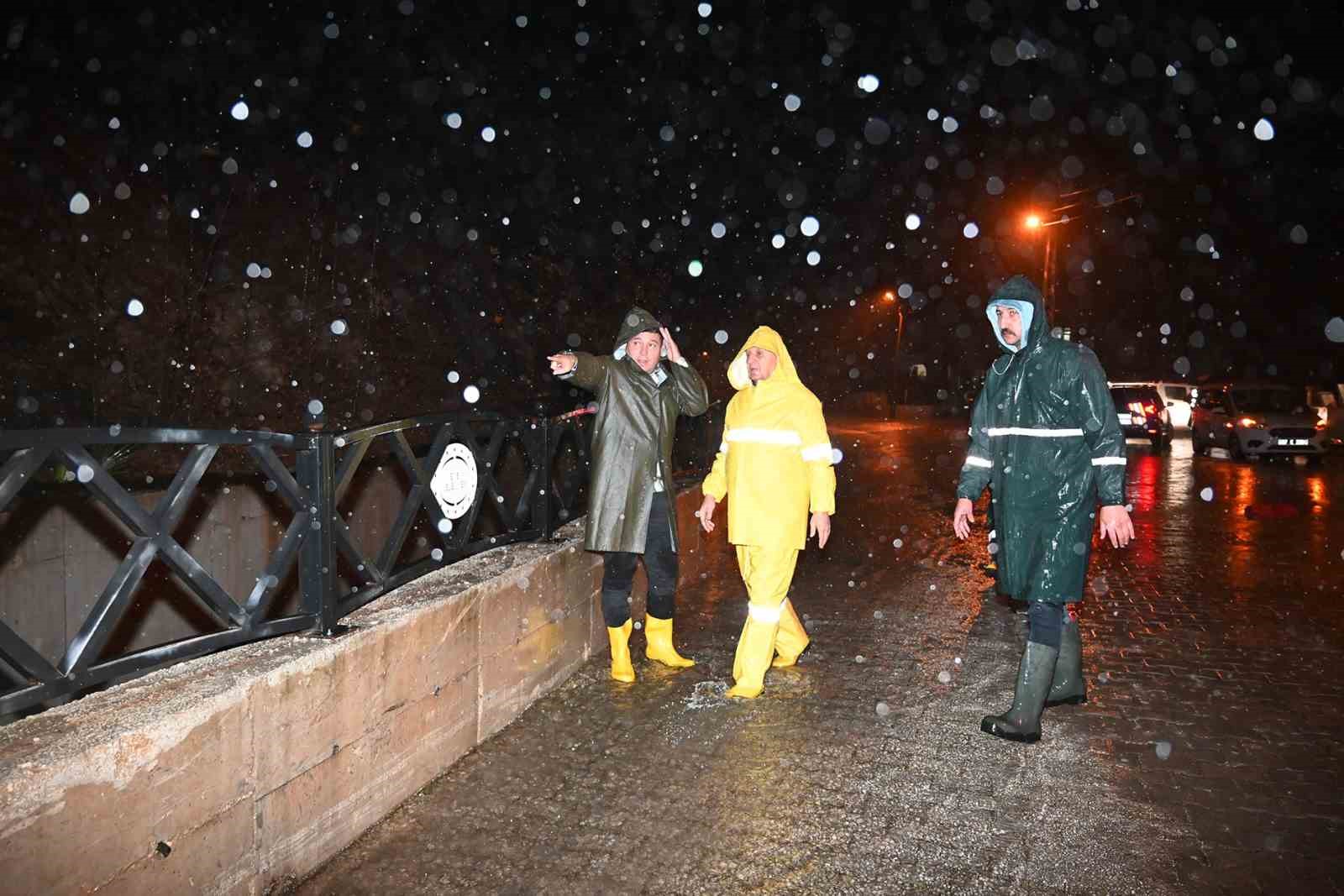 Kemer’de sağanak etkili oldu
