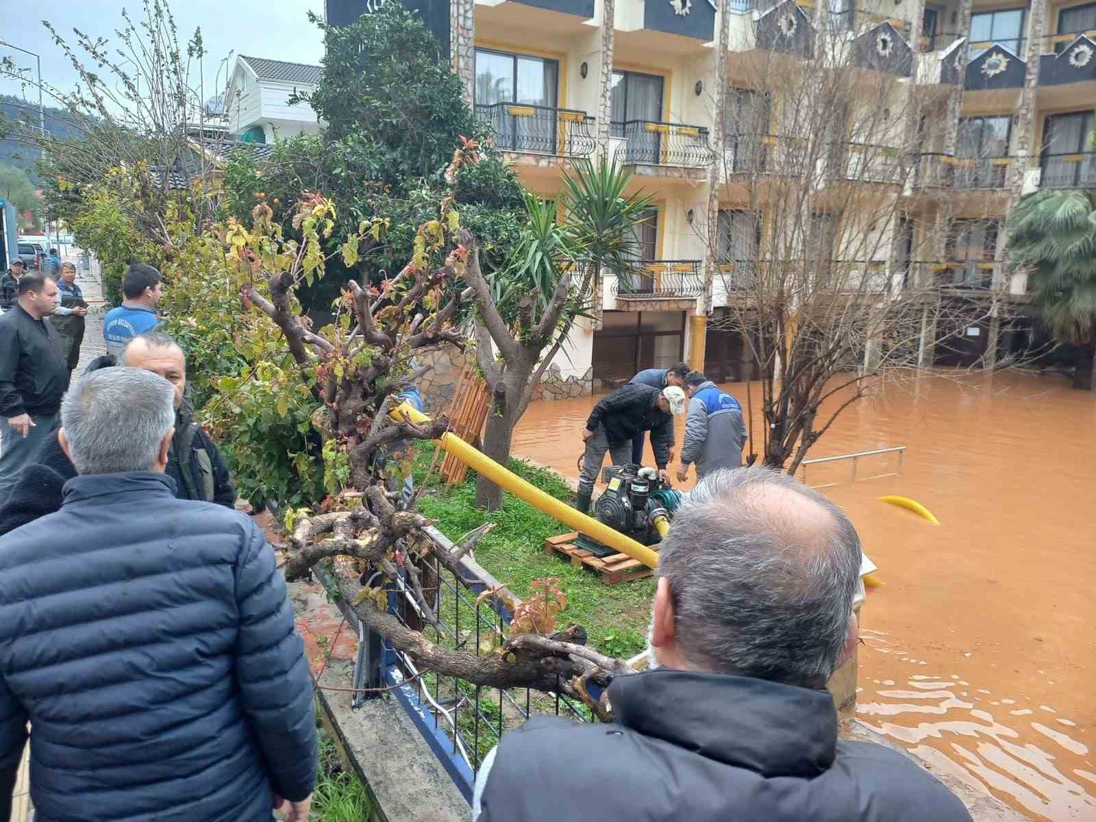 Kemer’de sağanak sonrası temizlik çalışmaları devam ediyor

