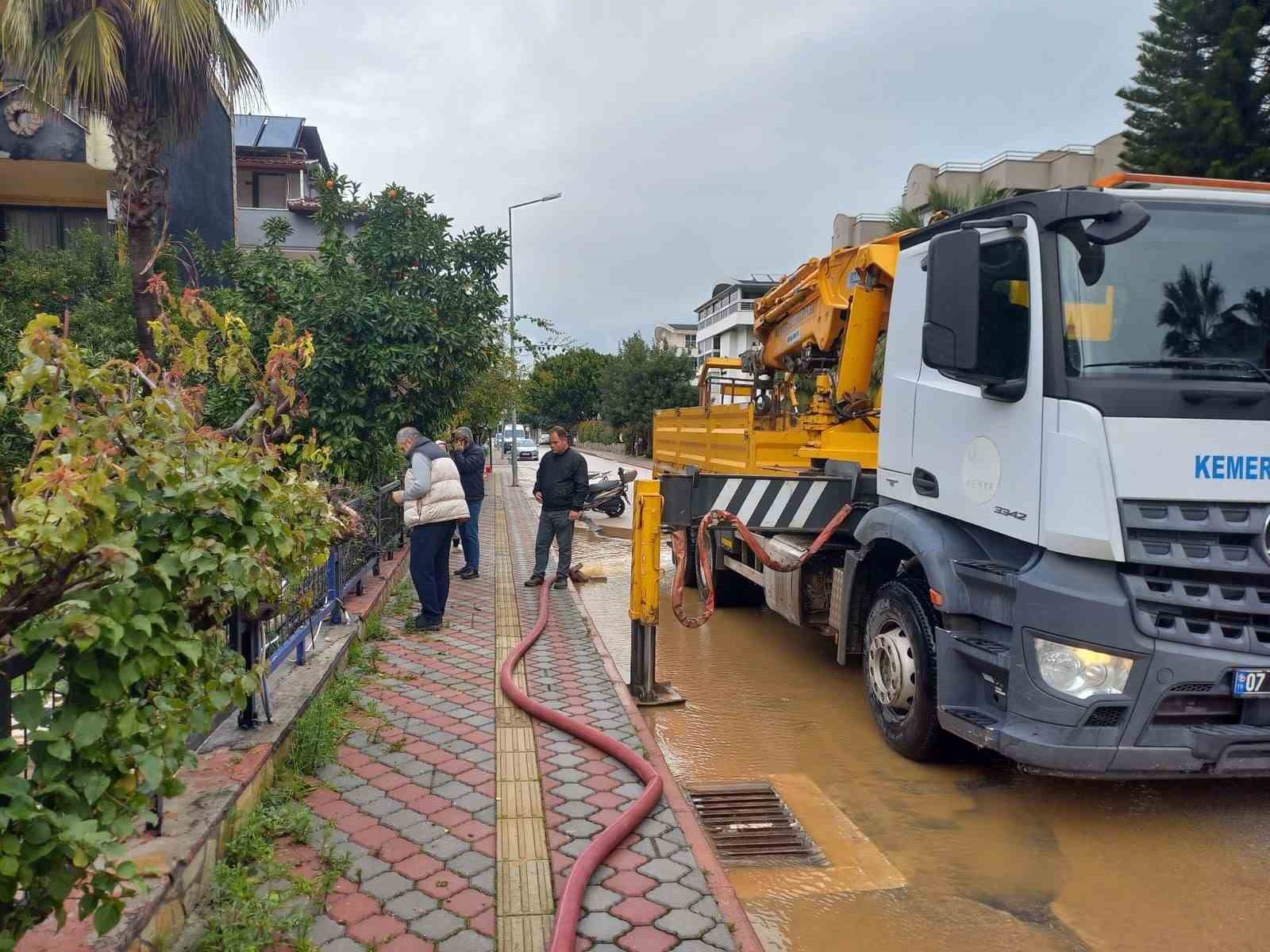 Kemer’de sağanak sonrası temizlik çalışmaları devam ediyor
