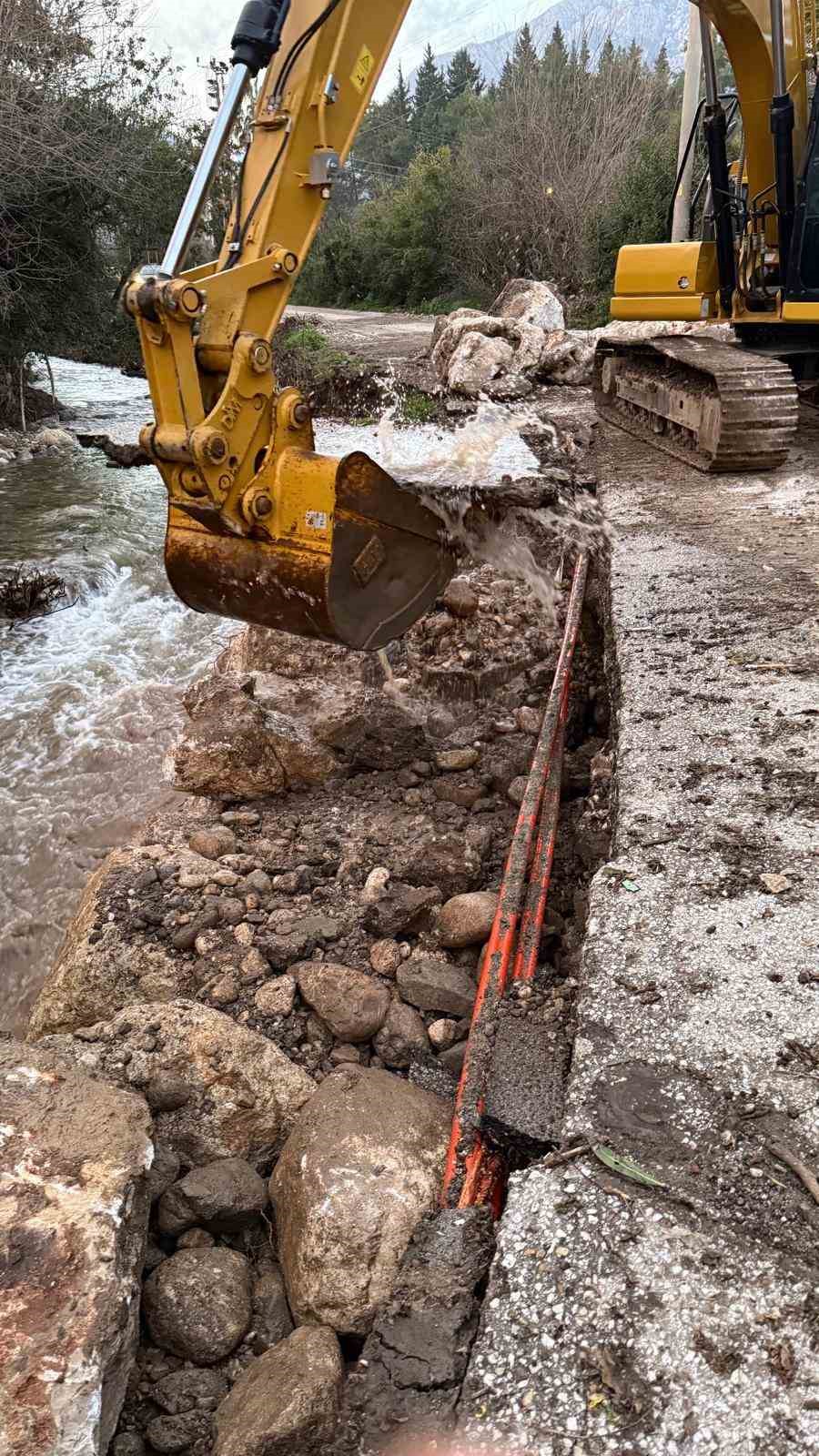 Kemer’de şiddetli yağış nedeniyle çöken yol onarıldı
