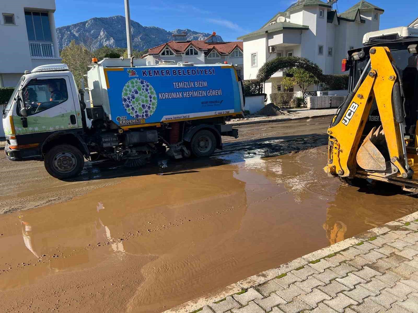 Kemer’de şiddetli yağış sonrası dağlardan inen kum ve balçıklar temizleniyor

