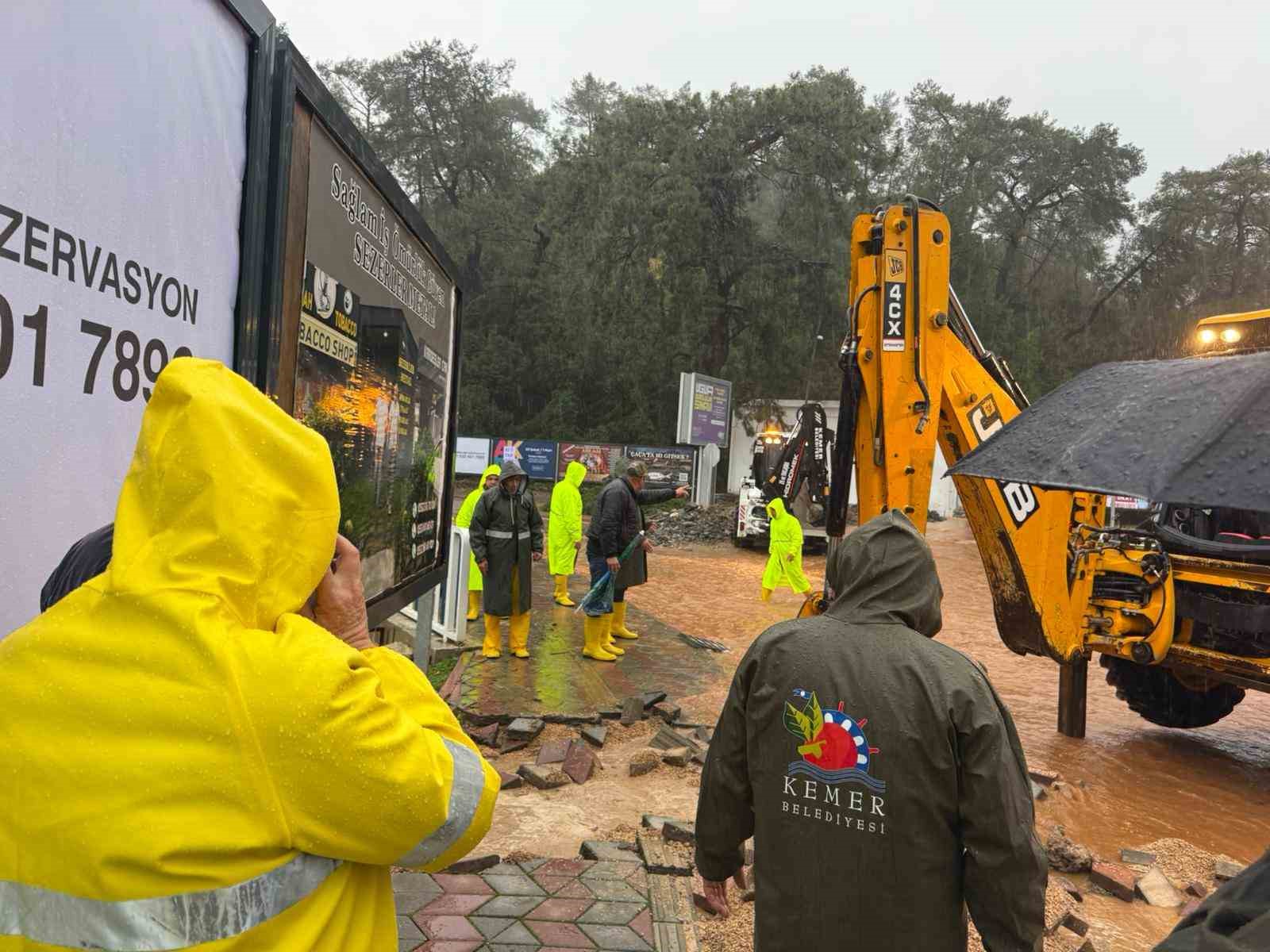 Kemer’de su baskınlarıyla mücadele
