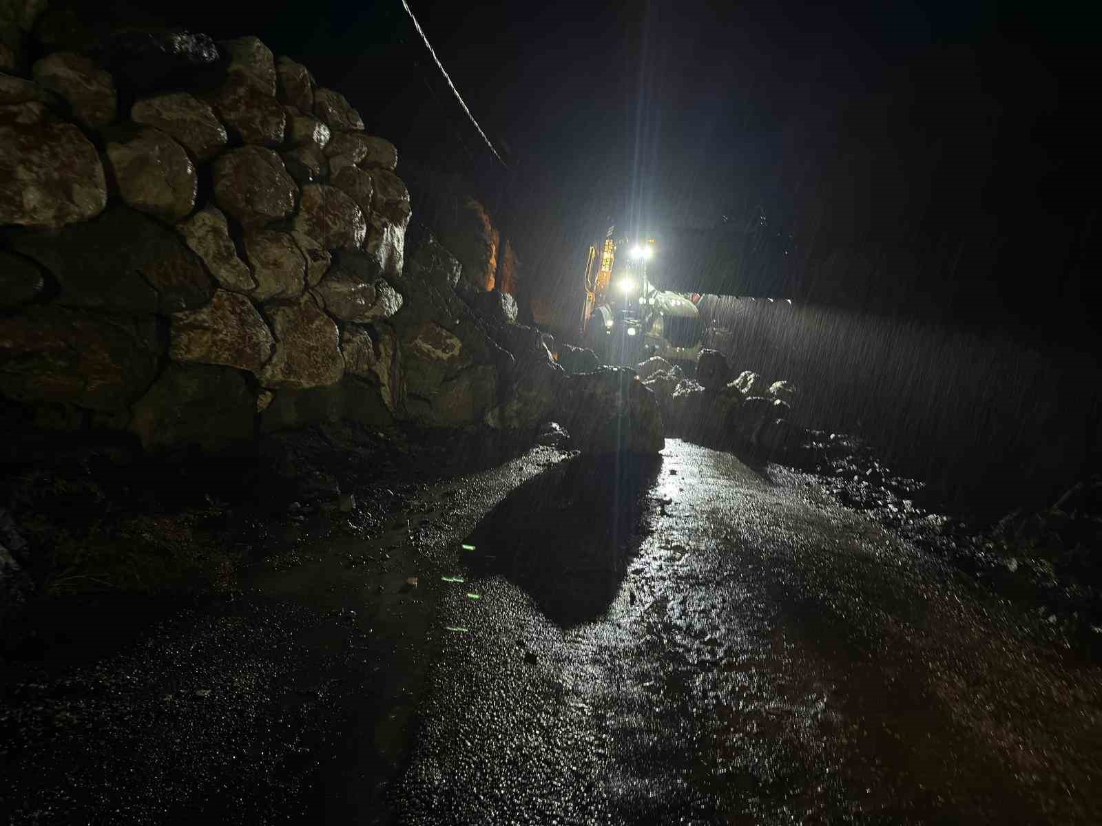 Kemer’de yağış nedeniyle istinat duvarı çöktü
