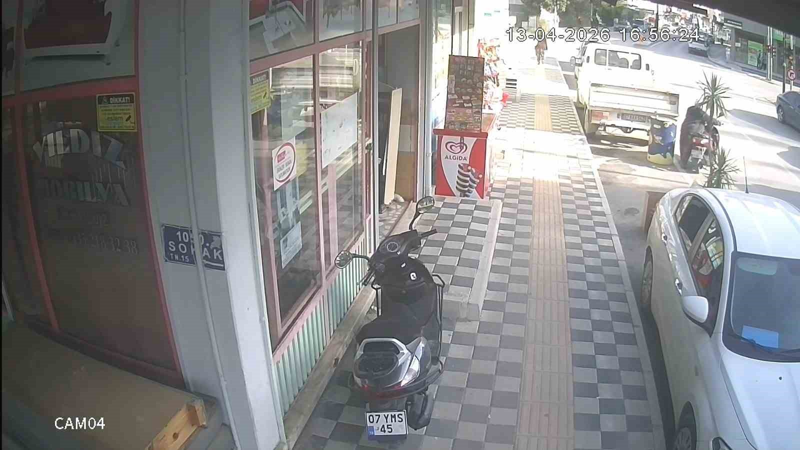 Kendi motosikleti gibi çalıp götürmesi saniyeler sürdü
Kendi motosikleti gibi çalıp götürmesi saniyeler sürdü