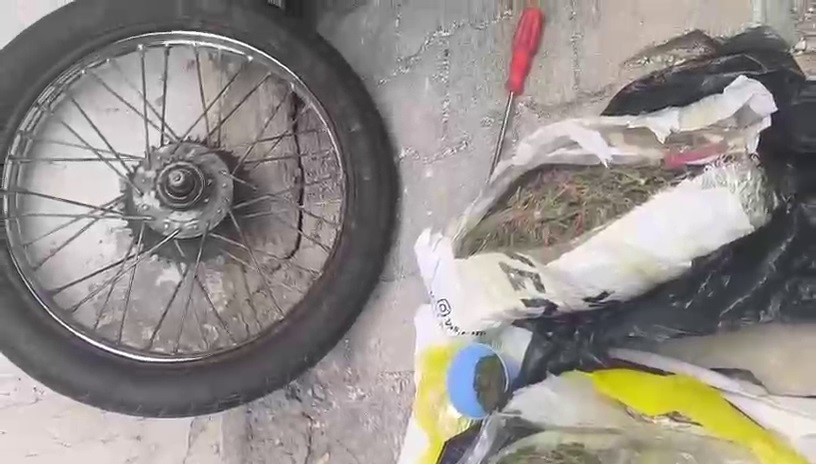 Kendi rızasıyla evindeki esrarı polise teslim etti, uyuşturucuyu motosiklet lastiğine gizlediği ortaya çıktı
