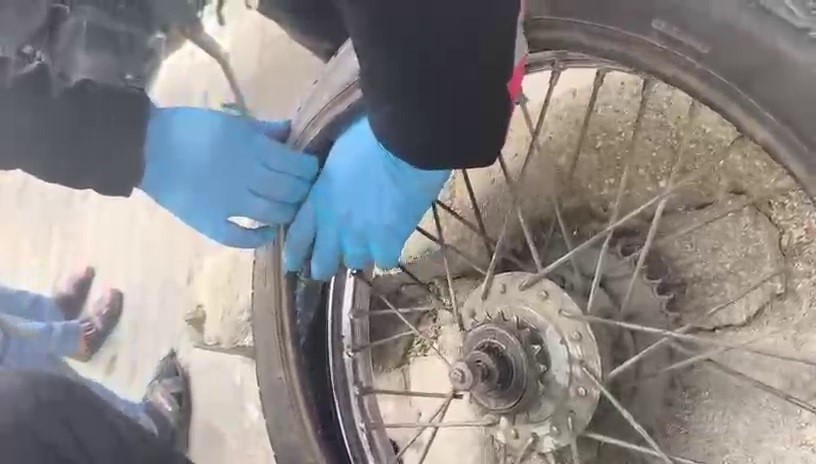 Kendi rızasıyla evindeki esrarı polise teslim etti, uyuşturucuyu motosiklet lastiğine gizlediği ortaya çıktı
