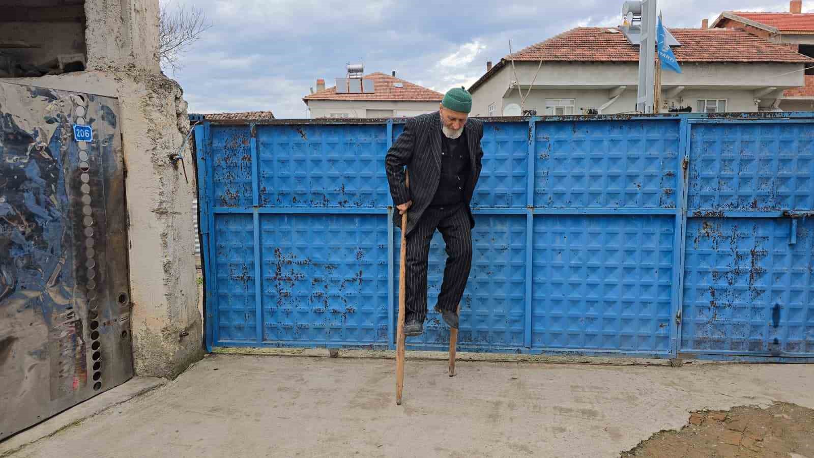 Kendi yaptığı ’ayakcak’ ile mahalleyi geziyor
