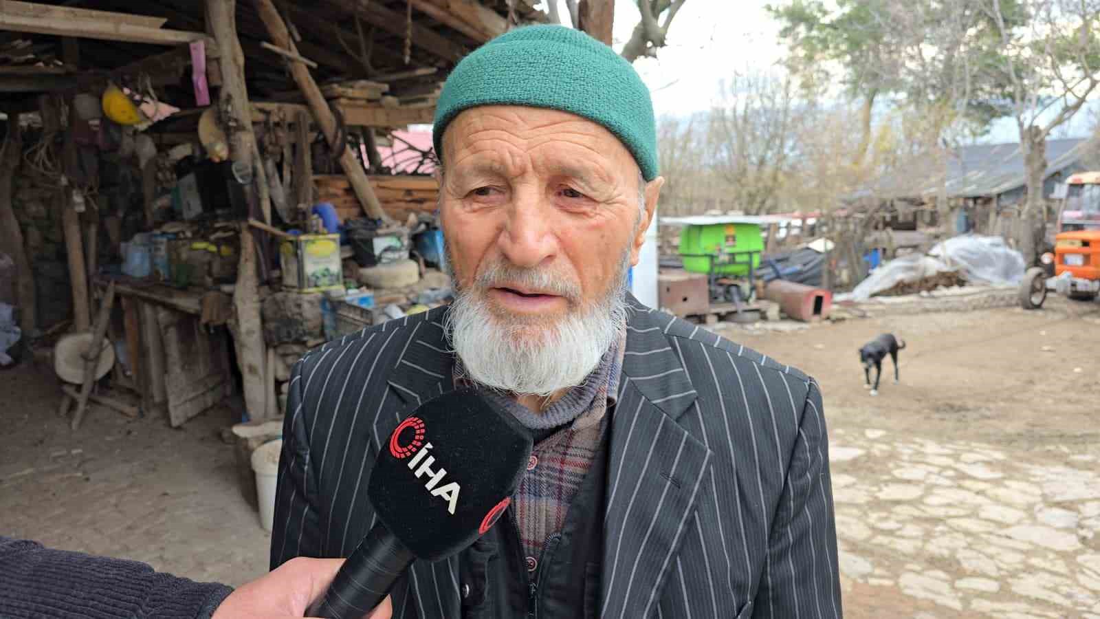 Kendi yaptığı ’ayakcak’ ile mahalleyi geziyor
