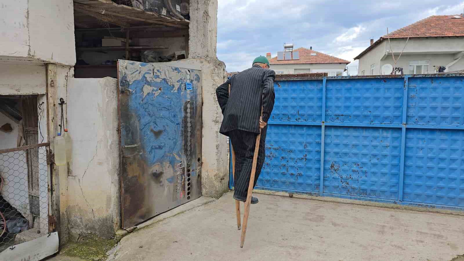 Kendi yaptığı ’ayakcak’ ile mahalleyi geziyor
