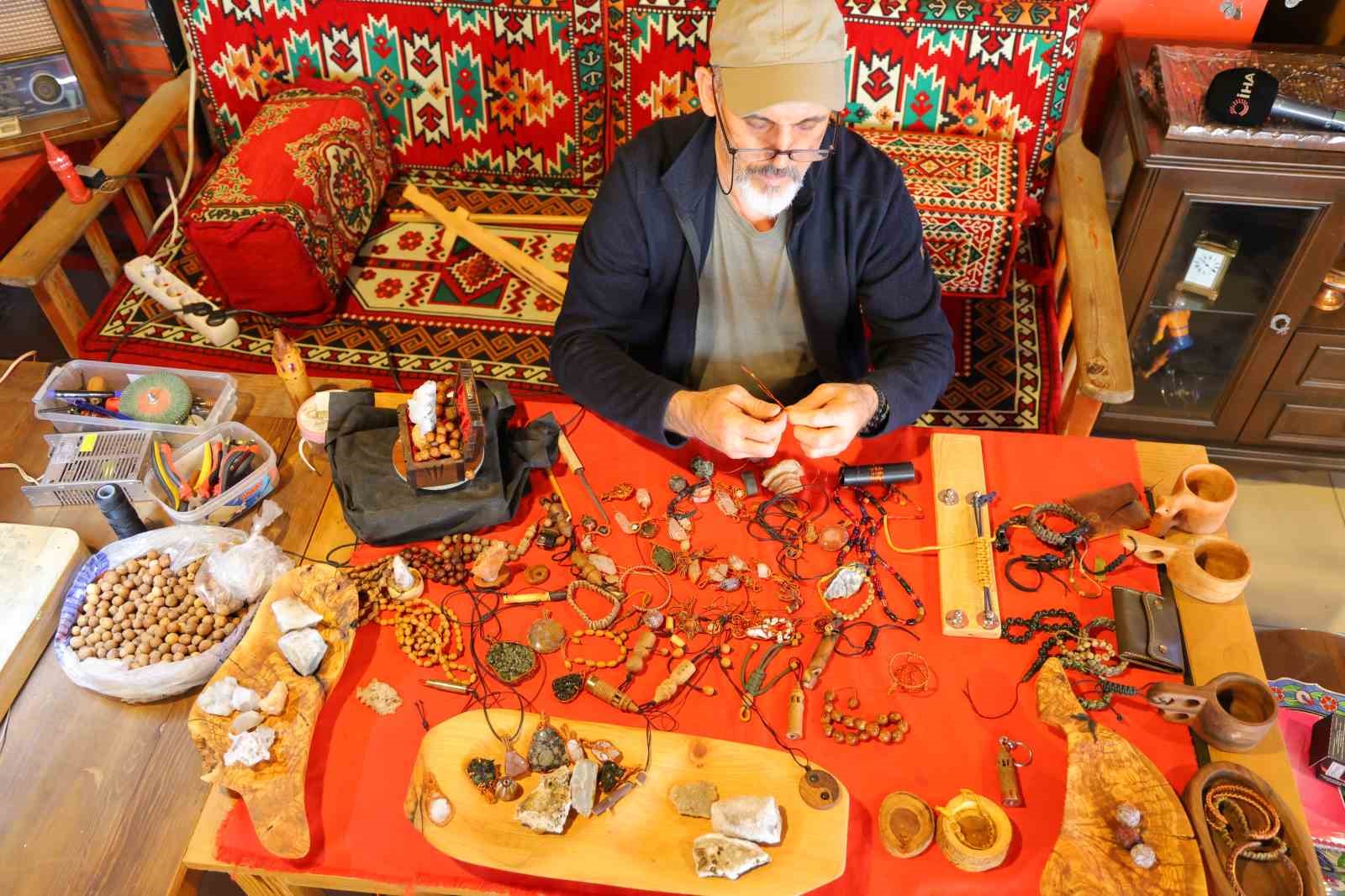 Kendi yaptığı torna ile el emeğini sanata dönüştürüyor
