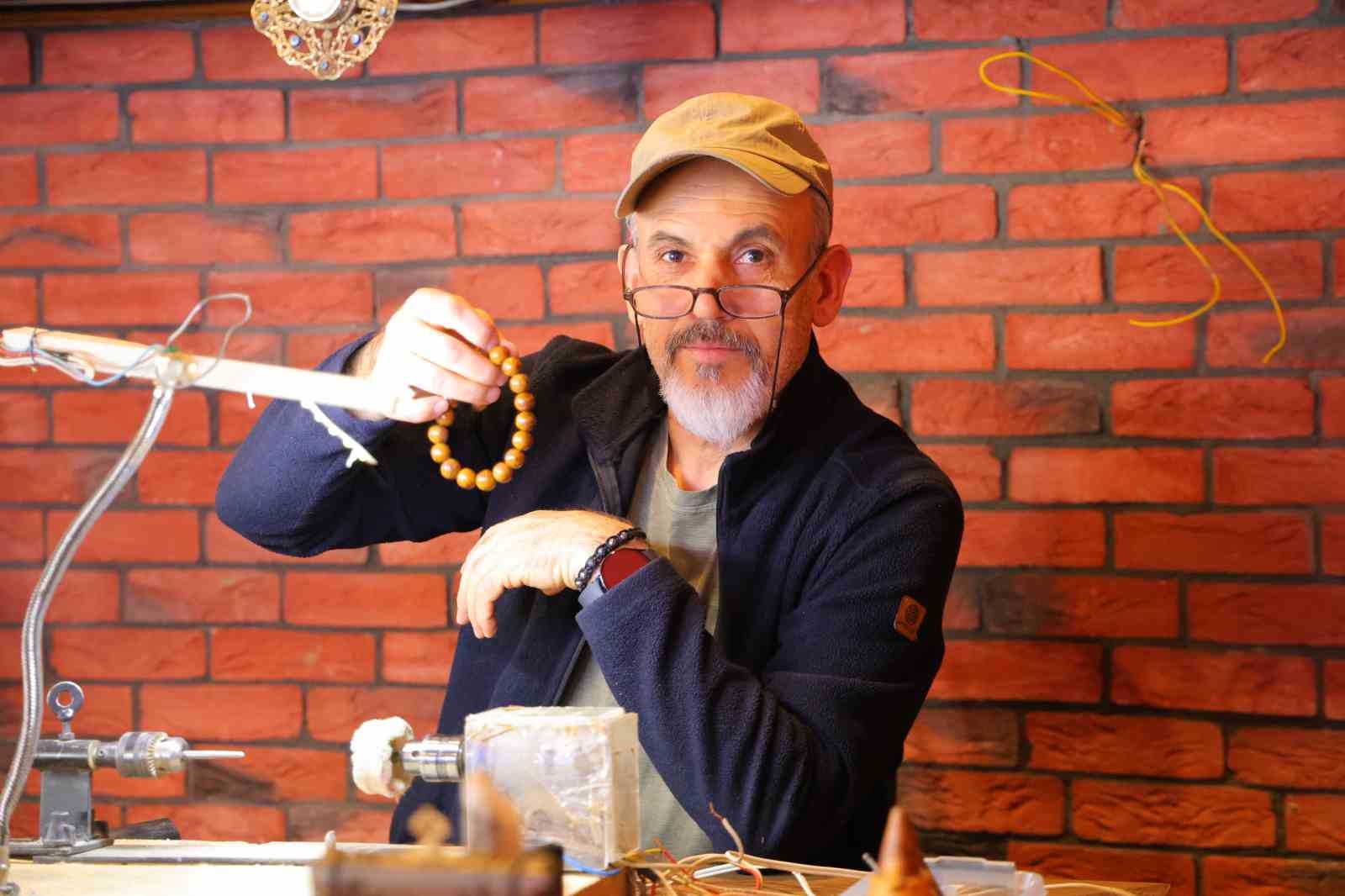 Kendi yaptığı torna ile el emeğini sanata dönüştürüyor
