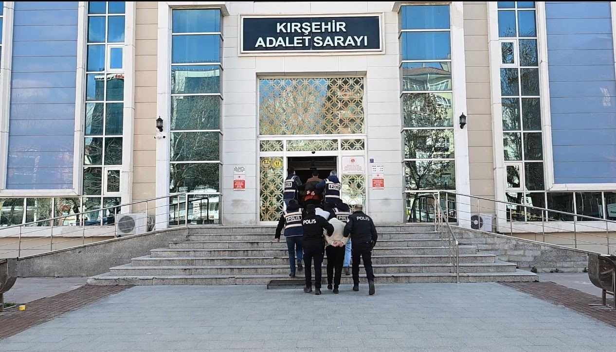 Kendilerini polis olarak tanıtıp dolandırdılar: 3 kişi tutuklandı
