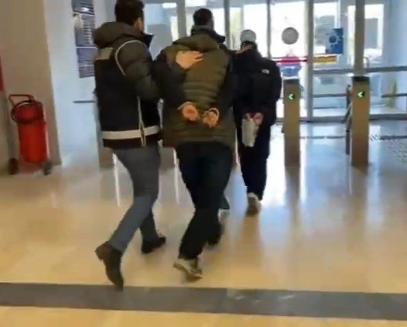 Kendilerini savcı olarak tanıtıp vatandaşları dolandıran 2 şüpheli tutuklandı
