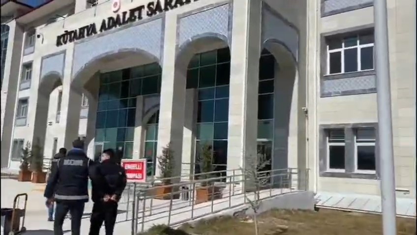 Kendilerini savcı olarak tanıtıp vatandaşları dolandıran 2 şüpheli tutuklandı
