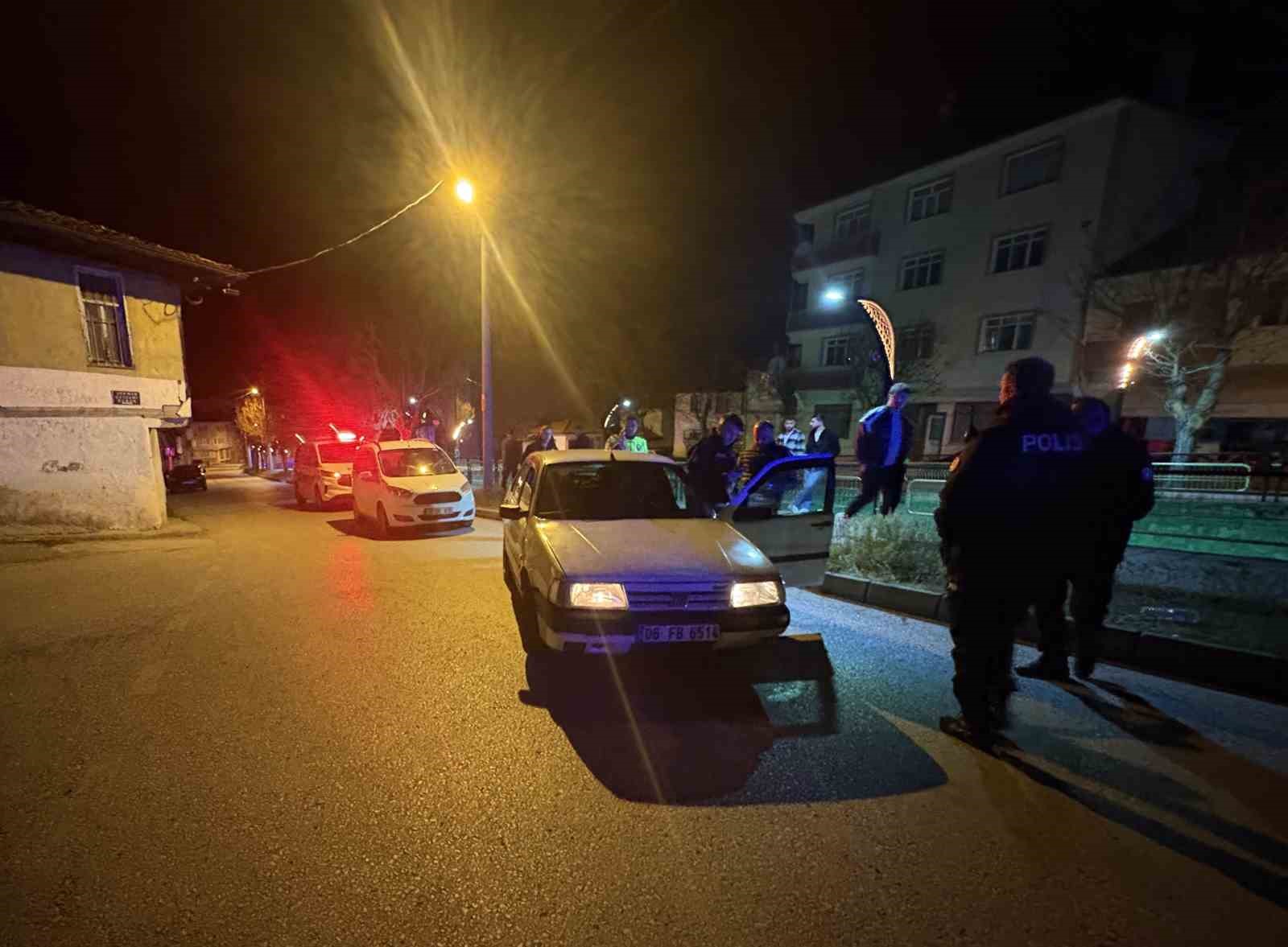 Kendilerini uyaran adamı darp eden şahıslar otomobili bırakıp kaçtı
