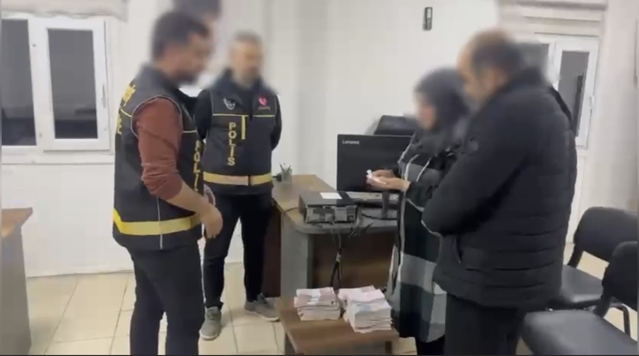 Kendini polis diye tanıttı, terlikle dolandırmaya geldi
