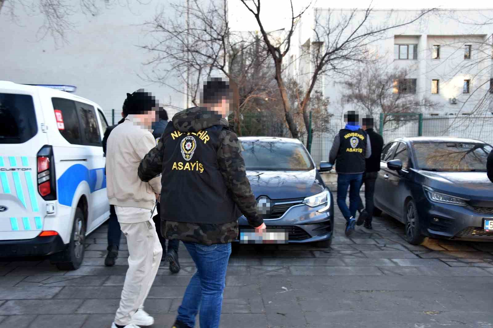 Kendini polis olarak tanıtıp dolandırıcılık yapan 6 şüpheli tutuklandı
