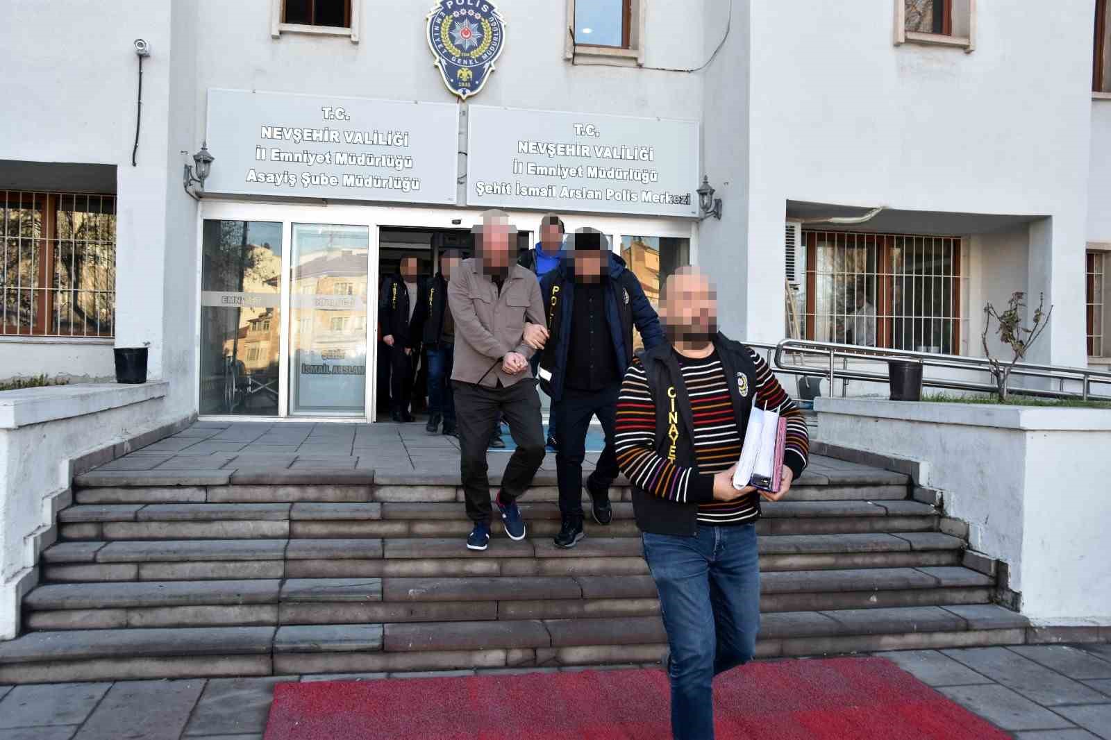 Kendini polis olarak tanıtıp dolandırıcılık yapan 6 şüpheli tutuklandı
