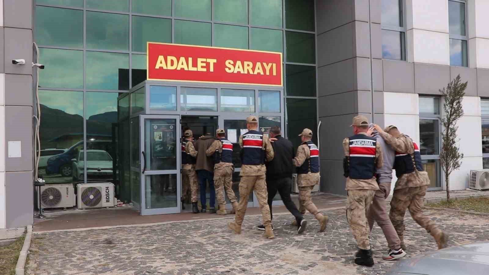 Kendini polis ve savcı olarak tanıtıp 2 milyon lira vurgun yapan 3 şüpheli tutuklandı
Kendini polis ve savcı olarak tanıtıp 2 milyon lira vurgun yapan 3 şüpheli tutuklandı
