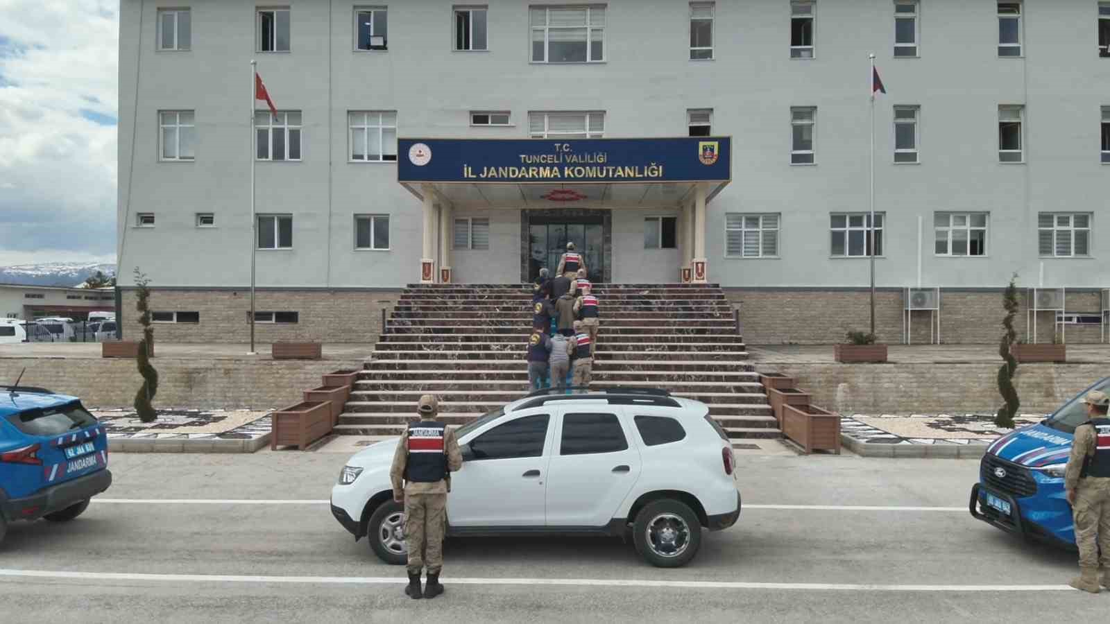 Kendini polis ve savcı olarak tanıtıp 2 milyon lira vurgun yapan 3 şüpheli tutuklandı
Kendini polis ve savcı olarak tanıtıp 2 milyon lira vurgun yapan 3 şüpheli tutuklandı