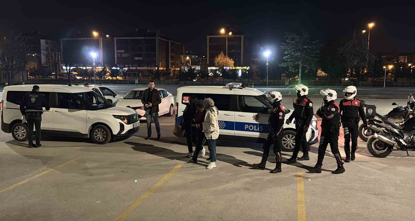 Kendini savcı olarak tanıtıp yaşlı kadının altınlarını alan 2 şüpheli yakalandı
