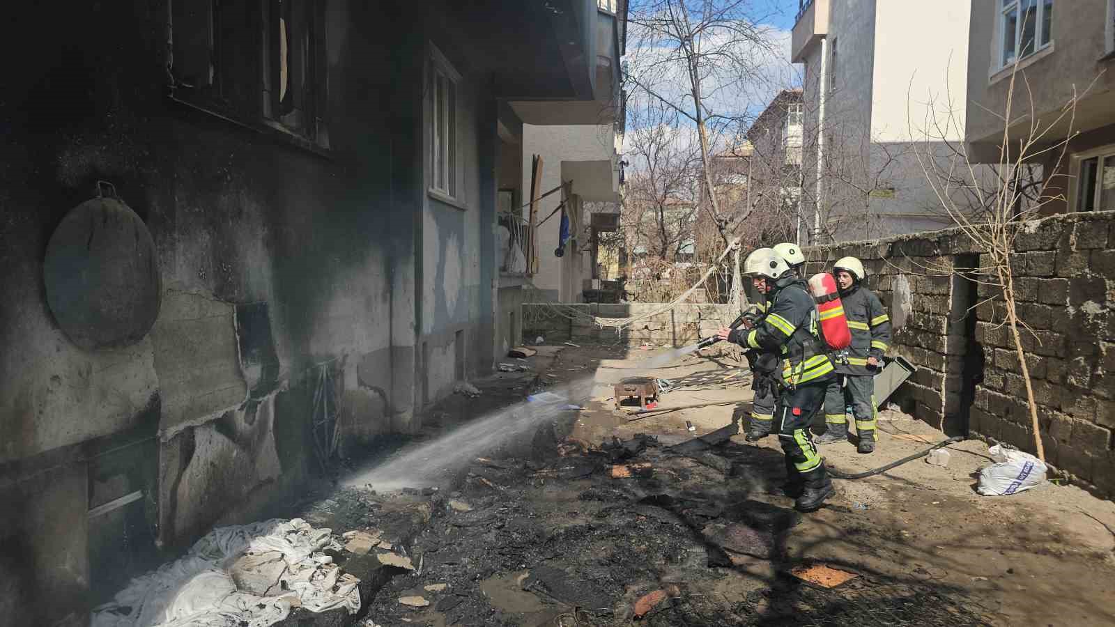 Kendini tehlikeye atan polis yangının büyümesini önledi
