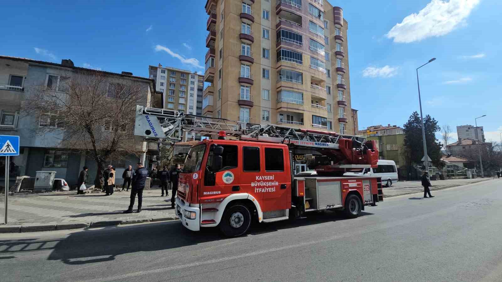 Kendini tehlikeye atan polis yangının büyümesini önledi
