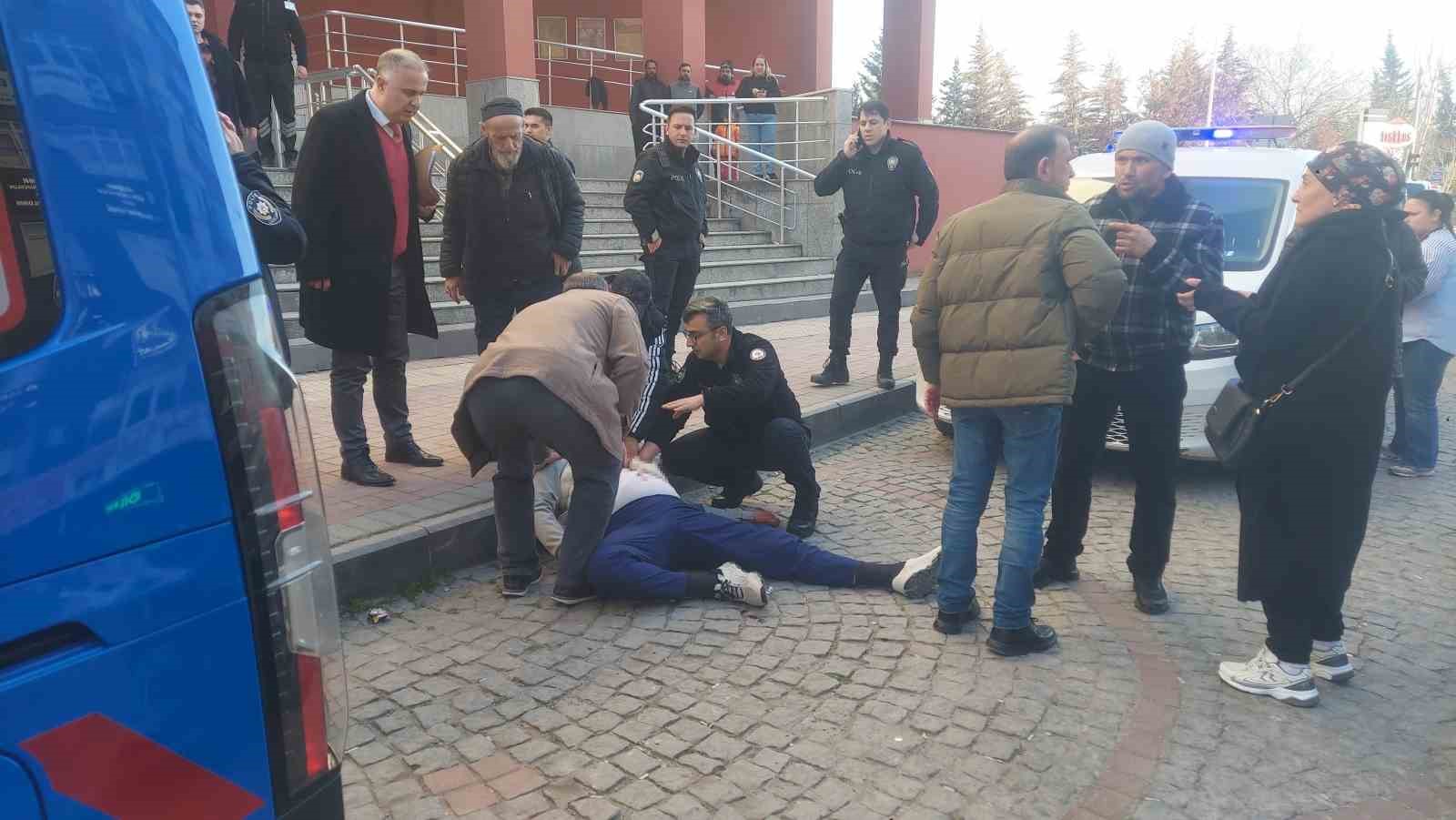 Kendisine istismarda bulunduğunu iddia ettiği şahsı adliye önünde kalbinden bıçakladı
