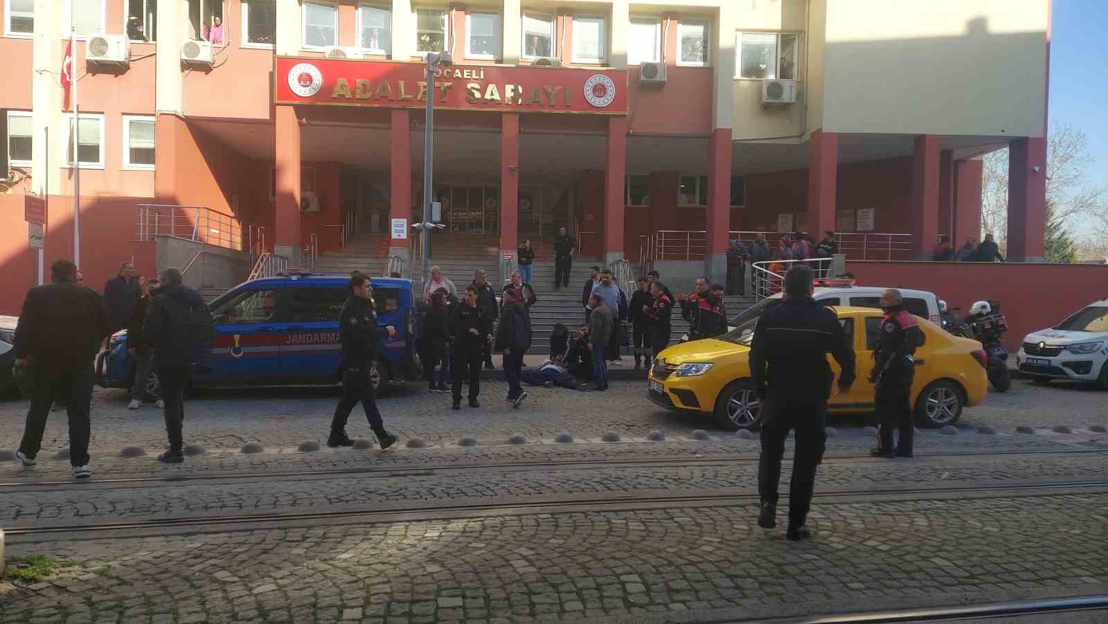 Kendisine istismarda bulunduğunu iddia ettiği şahsı adliye önünde kalbinden bıçakladı
