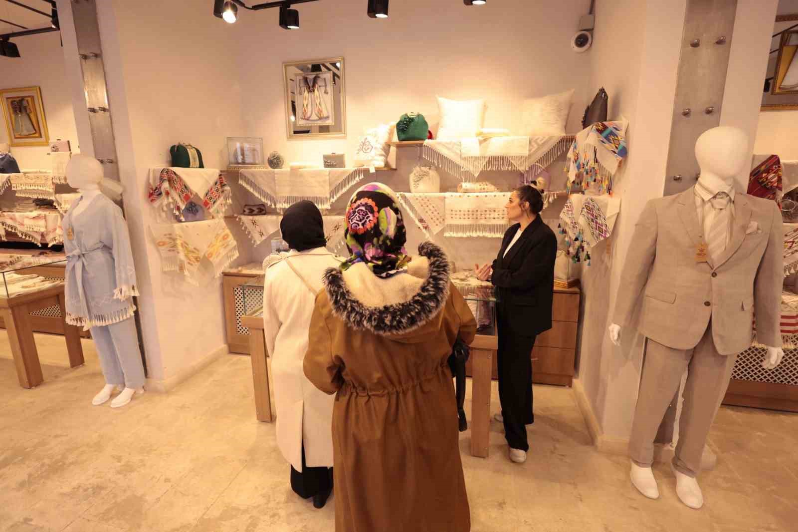 Kenevir ve ipek dokuma atölyesi hem üretiyor hem de kadın istihdamına katkı sağlıyor
