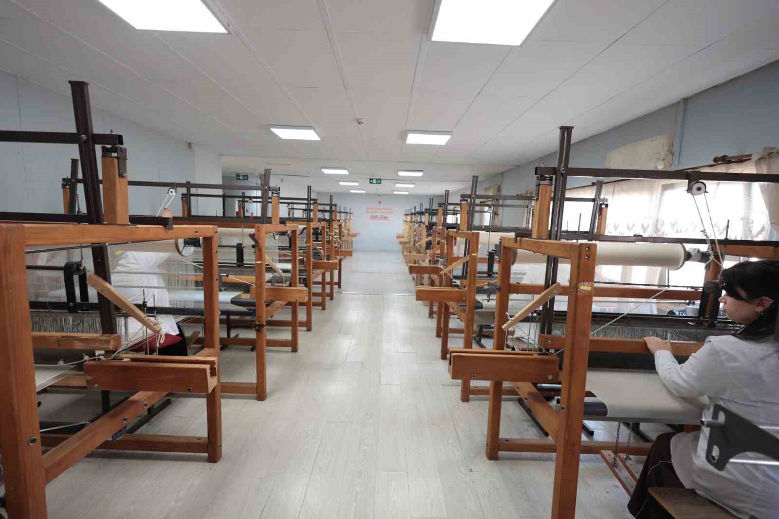 Kenevir ve ipek dokuma atölyesi hem üretiyor hem de kadın istihdamına katkı sağlıyor
